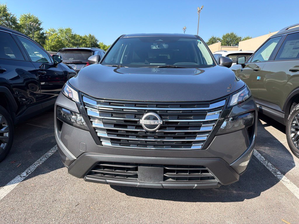 Used 2025 Nissan Rogue SV FWD image 2