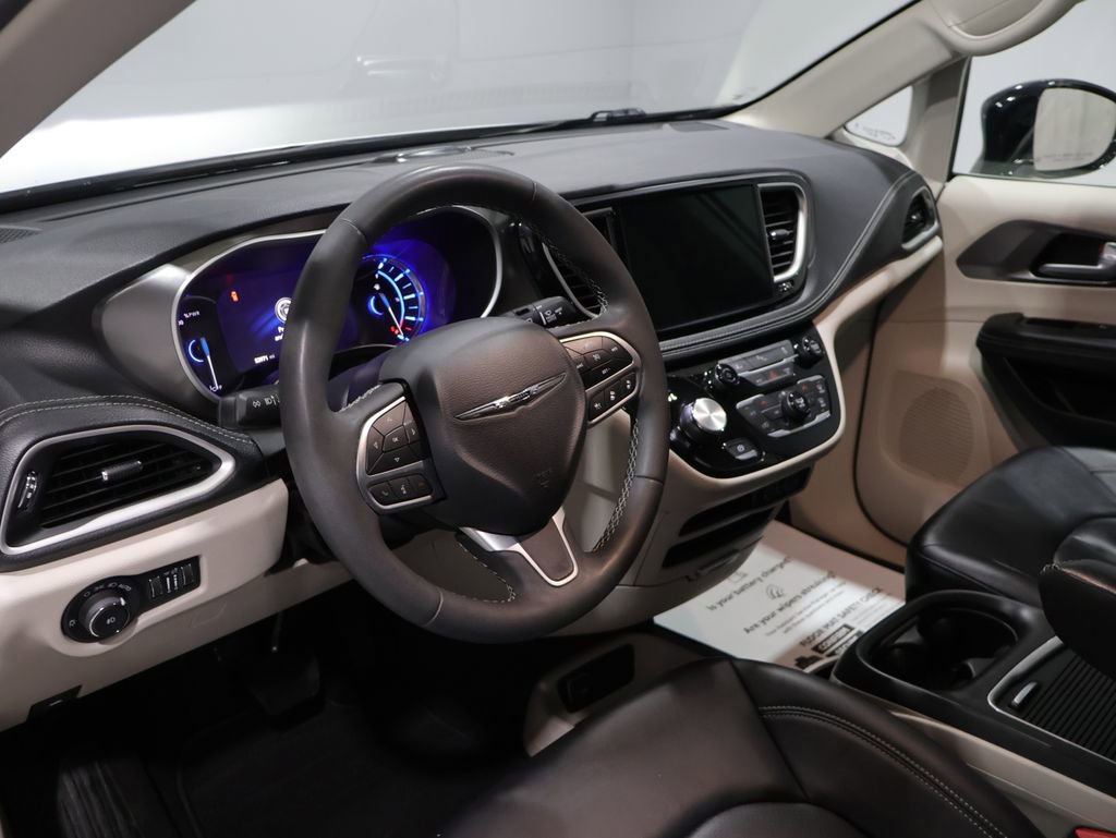 Certified 2024 Chrysler Pacifica Select image 17