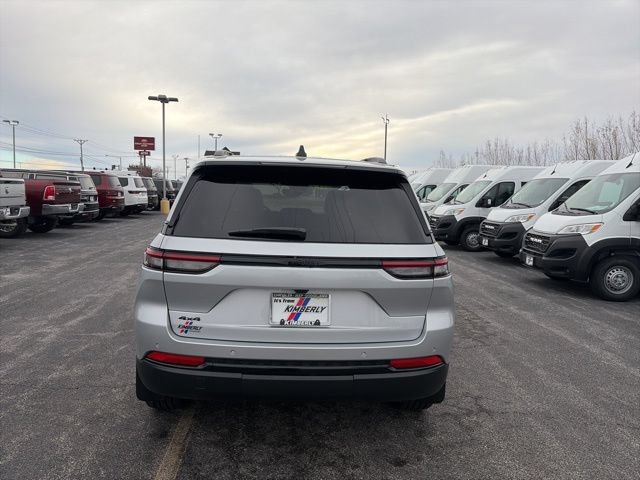 New 2025 Jeep Grand Cherokee Altitude w/ Trailer Tow Package AWD/4WD image 4