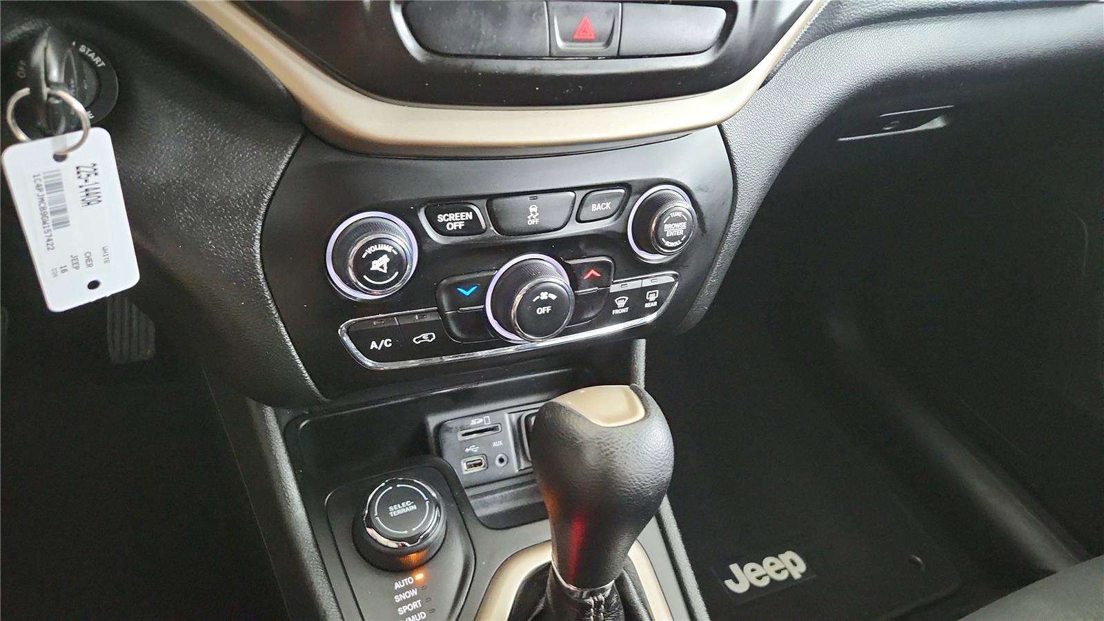Used 2016 Jeep Cherokee Latitude w/ Comfort & Sound Group AWD/4WD image 26