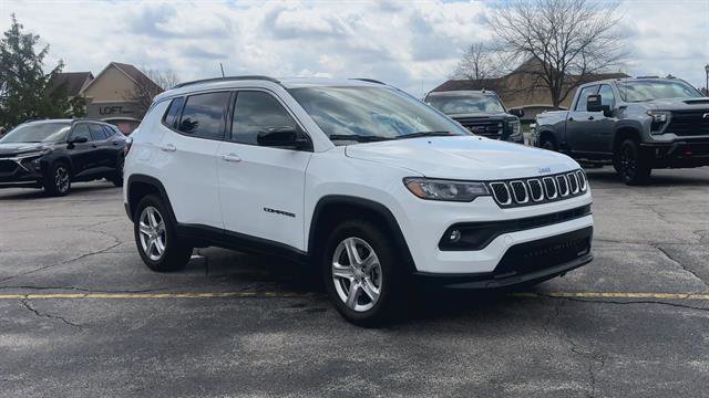 Used 2023 Jeep Compass Latitude w/ Convenience Group AWD/4WD image 2