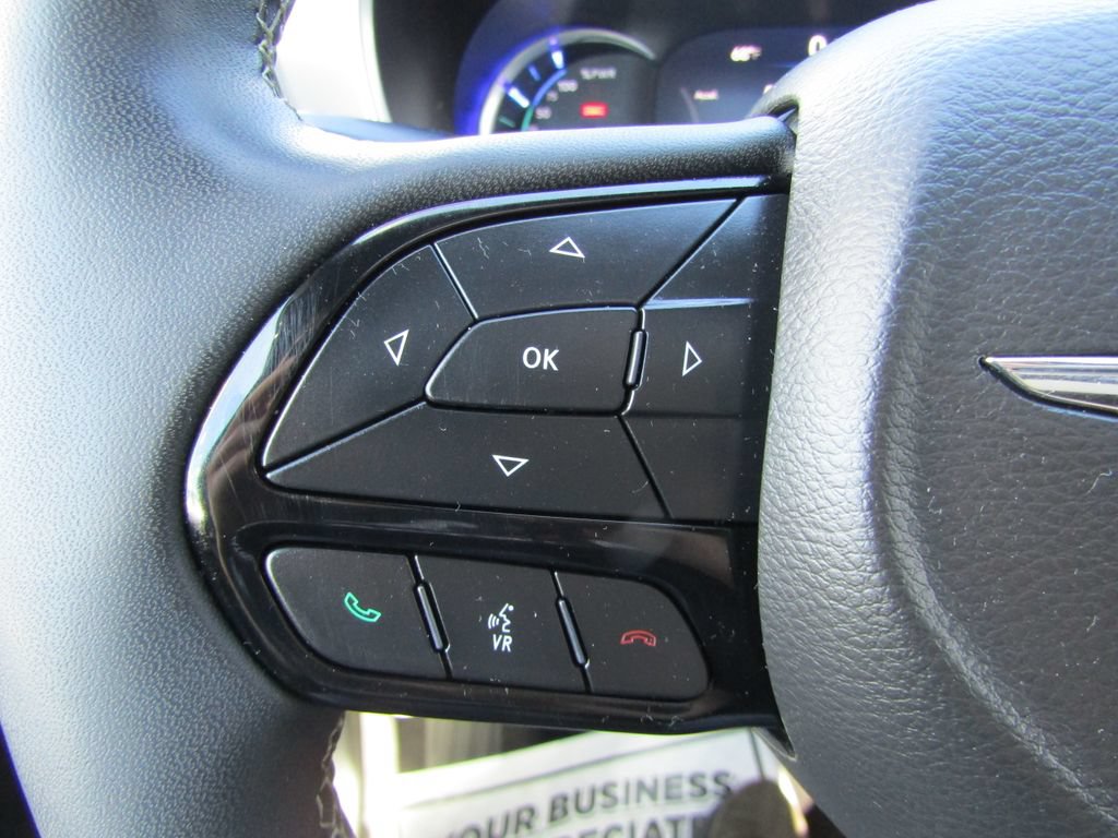 Used 2022 Chrysler Pacifica Limited w/ Uconnect Theater Family Group FWD image 31