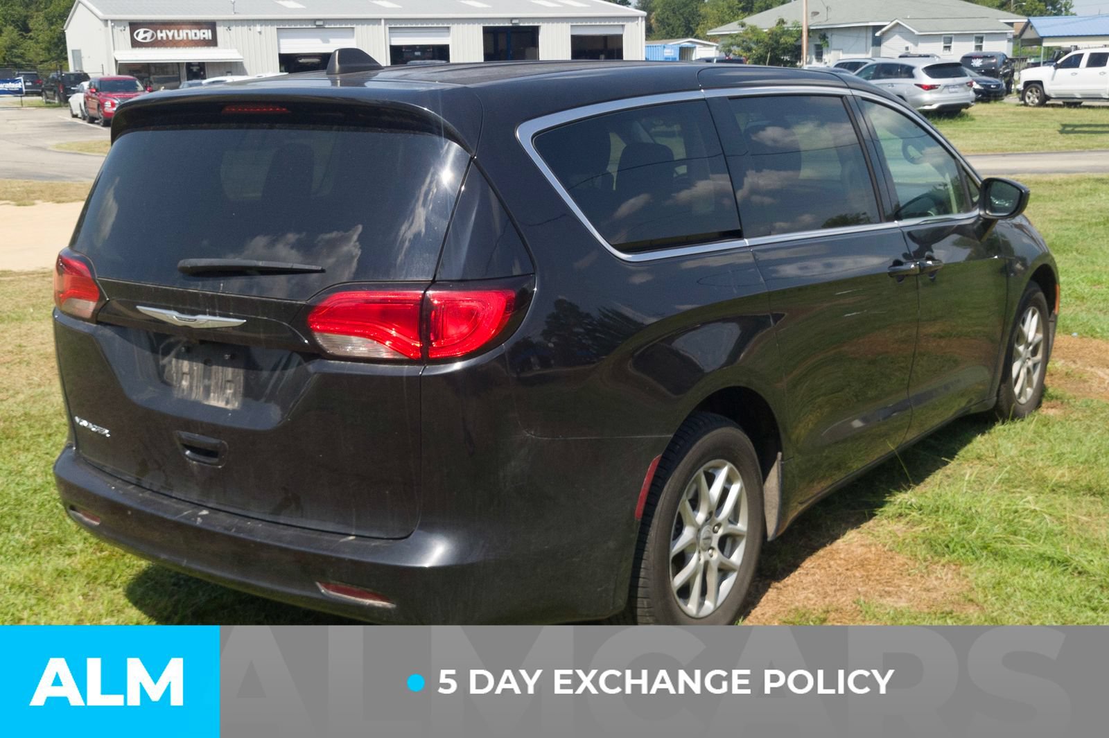 Used 2022 Chrysler Voyager LX FWD image 3