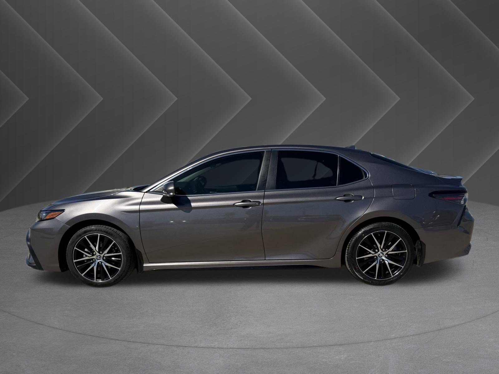 Used 2024 Toyota Camry SE image 3