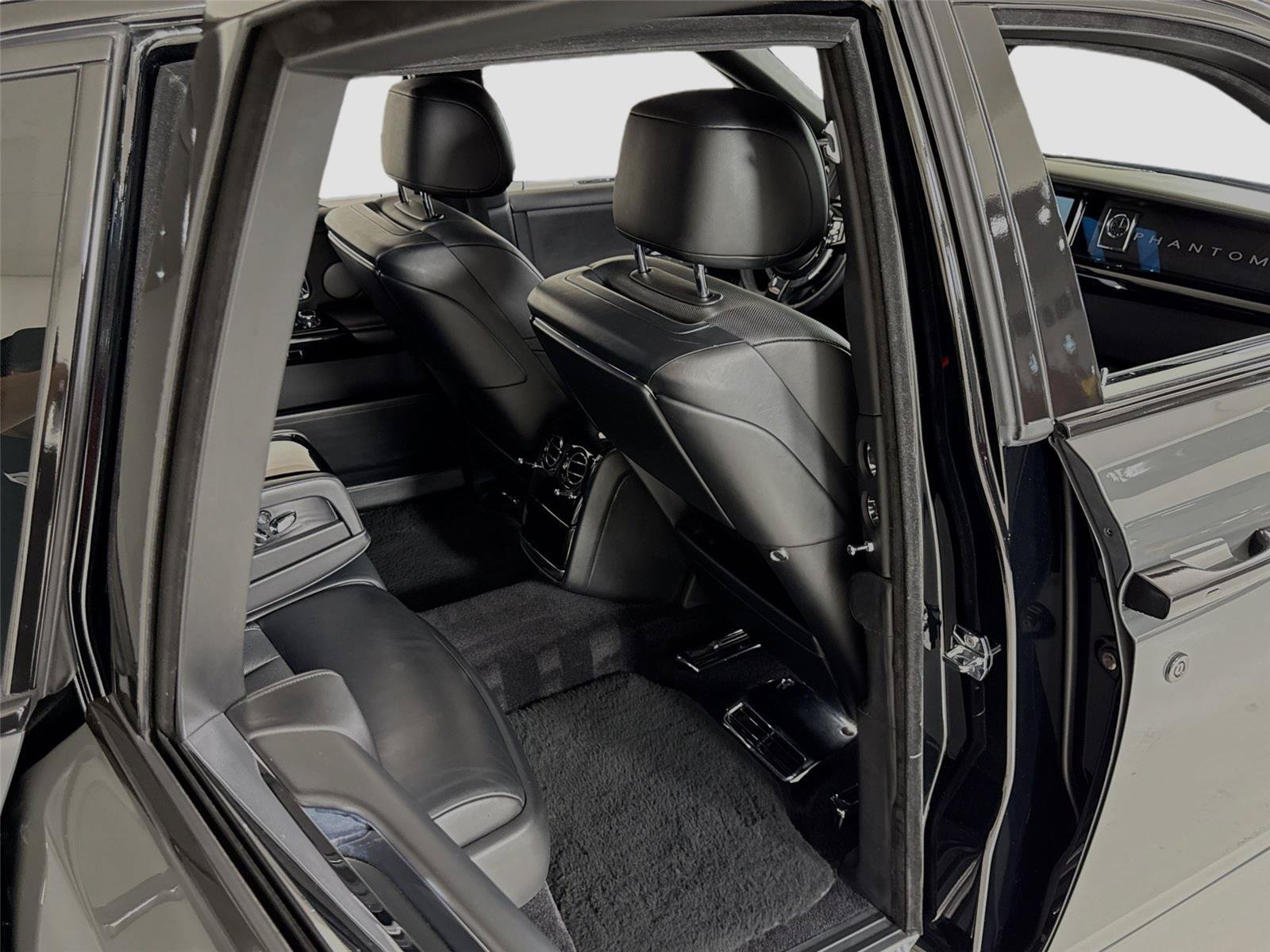 Used 2019 Rolls-Royce Phantom Sedan RWD image 32