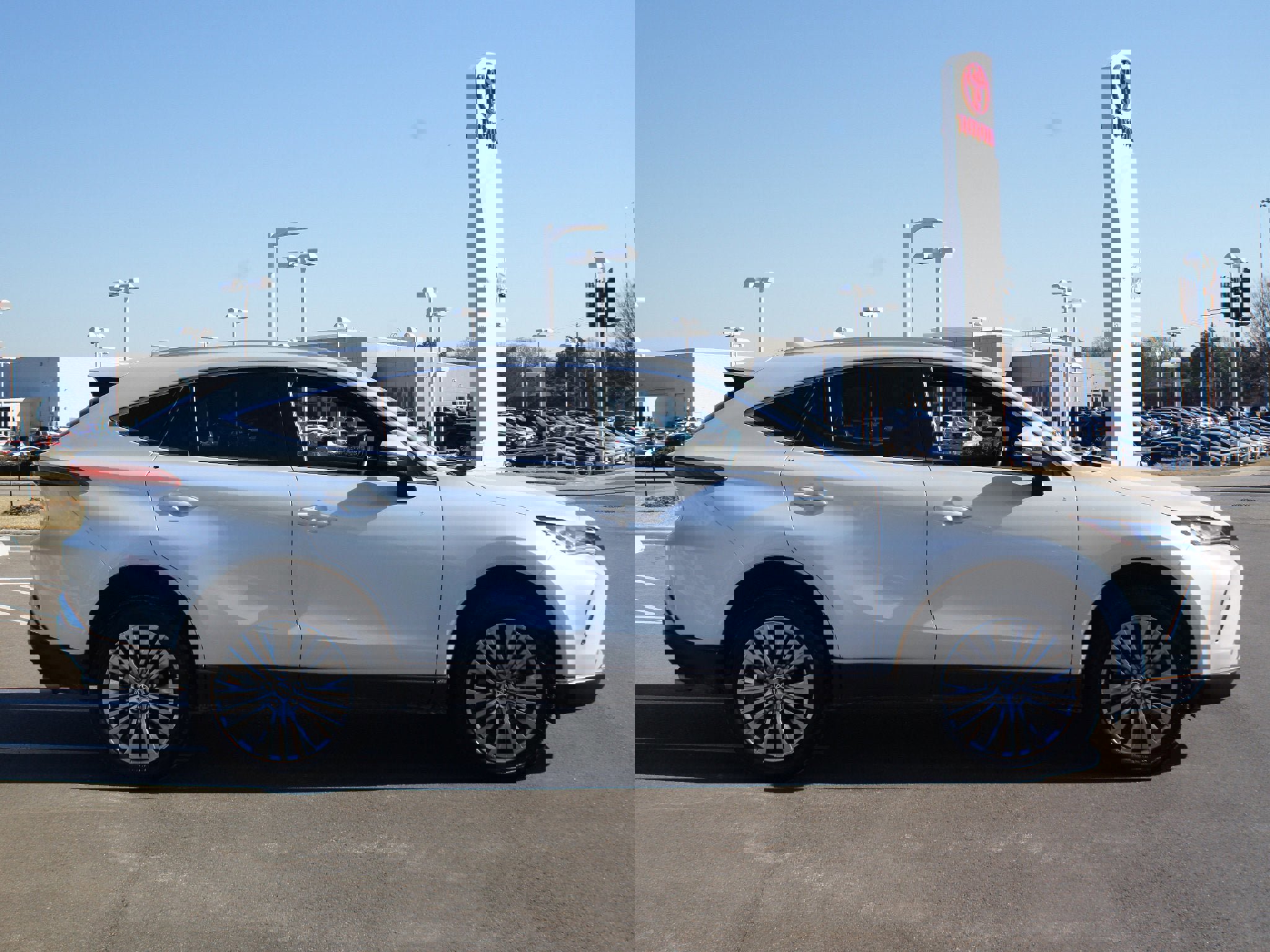 Used 2023 Toyota Venza XLE image 20