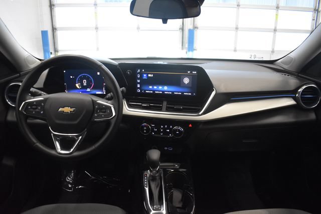 Used 2025 Chevrolet Trax LT w/ LT Convenience Package FWD image 5
