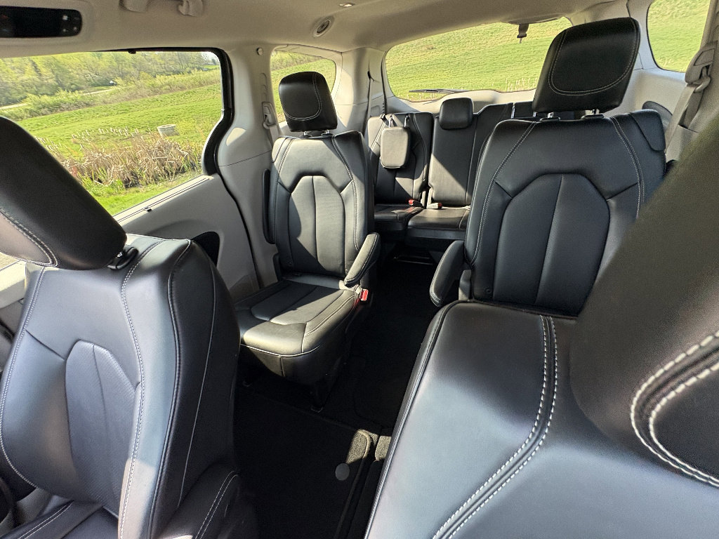 Used 2023 Chrysler Pacifica Touring-L image 34