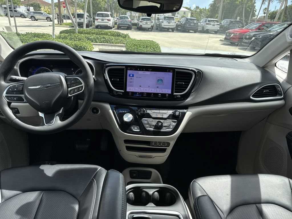 Used 2024 Chrysler Pacifica Touring-L FWD image 14
