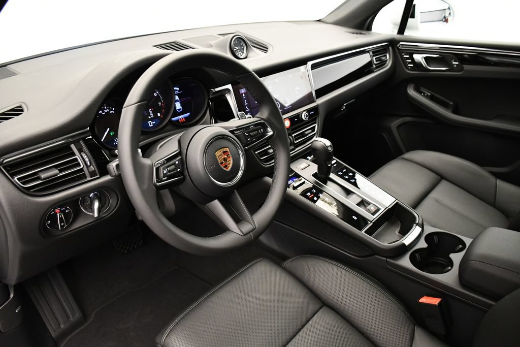 Certified 2026 Porsche Macan AWD/4WD image 4