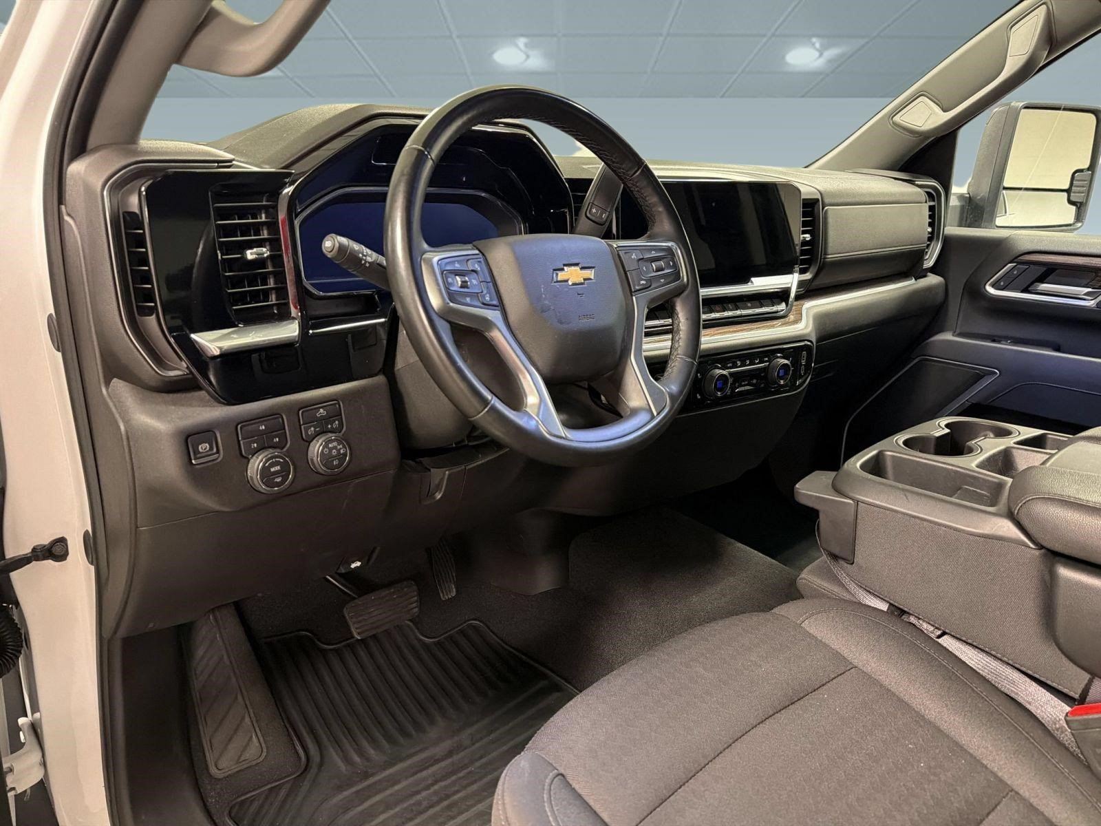 Used 2025 Chevrolet Silverado 2500 LT w/ Convenience Package AWD/4WD image 3
