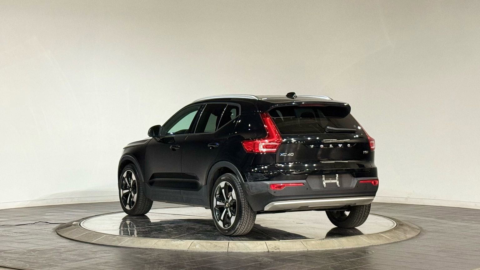 Used 2020 Volvo XC40 T5 Momentum image 7