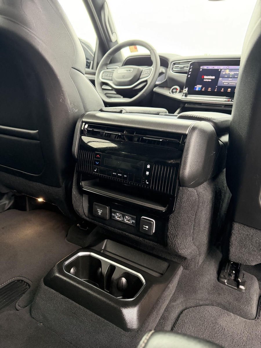 Used 2025 Jeep Wagoneer Series II AWD/4WD image 14
