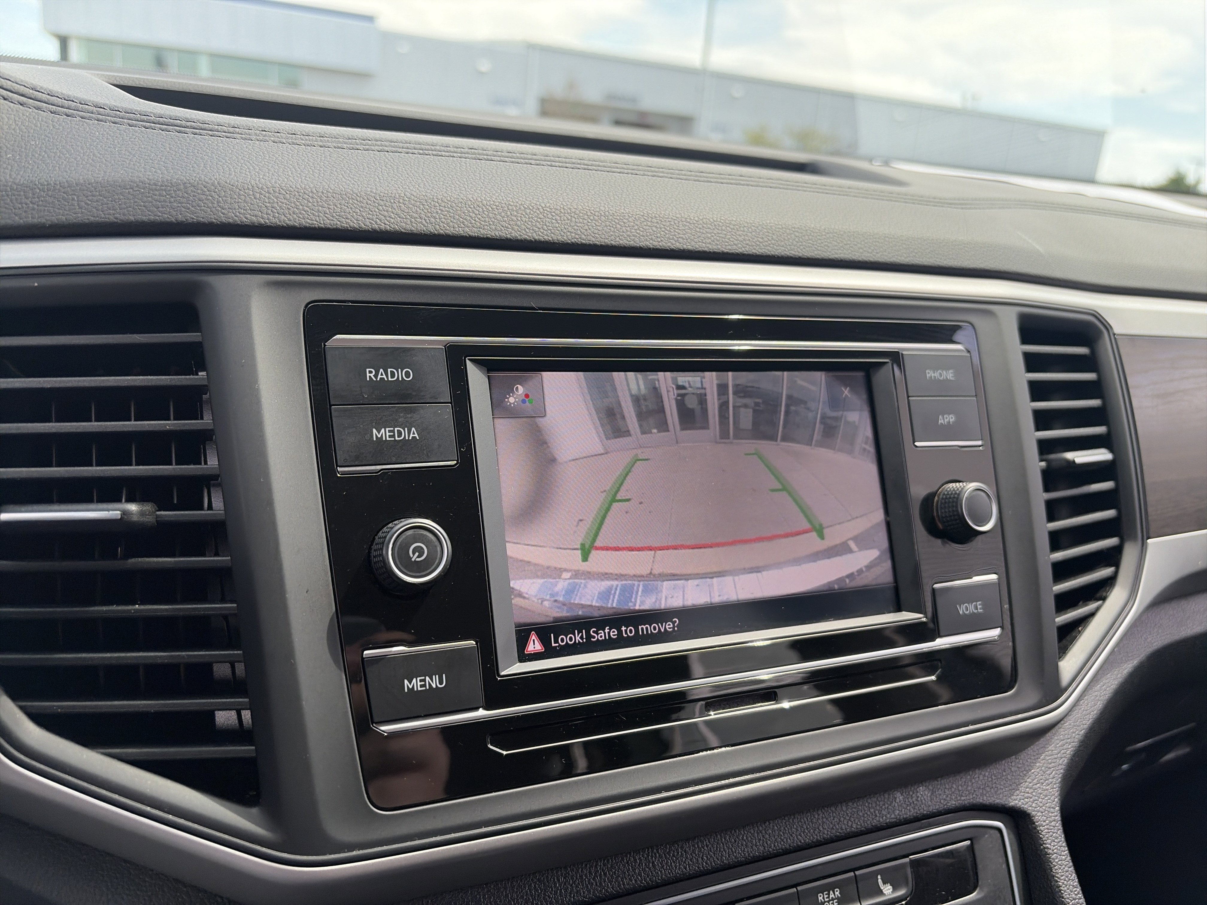 Used 2023 Volkswagen Atlas SE image 24