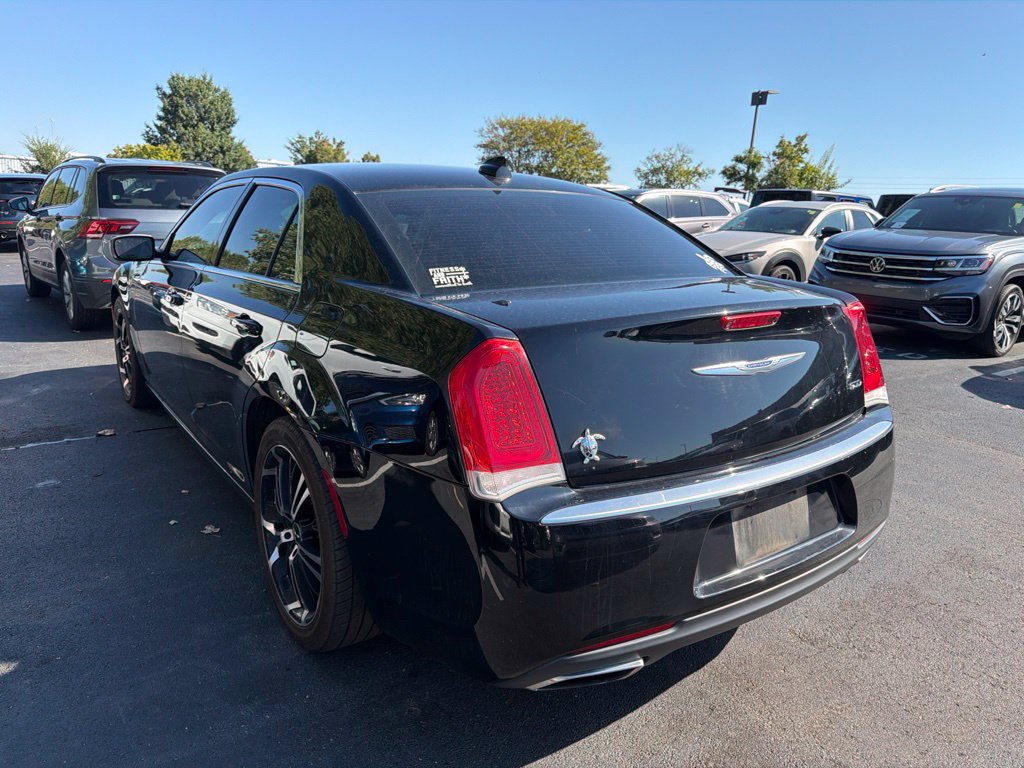 Used 2019 Chrysler 300 Touring w/ Chrome Appearance Package RWD image 4