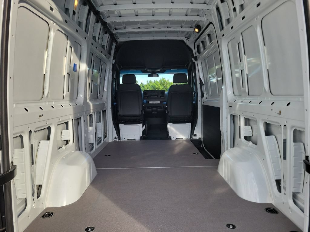 Used 2025 Mercedes-Benz Sprinter 2500 image 9