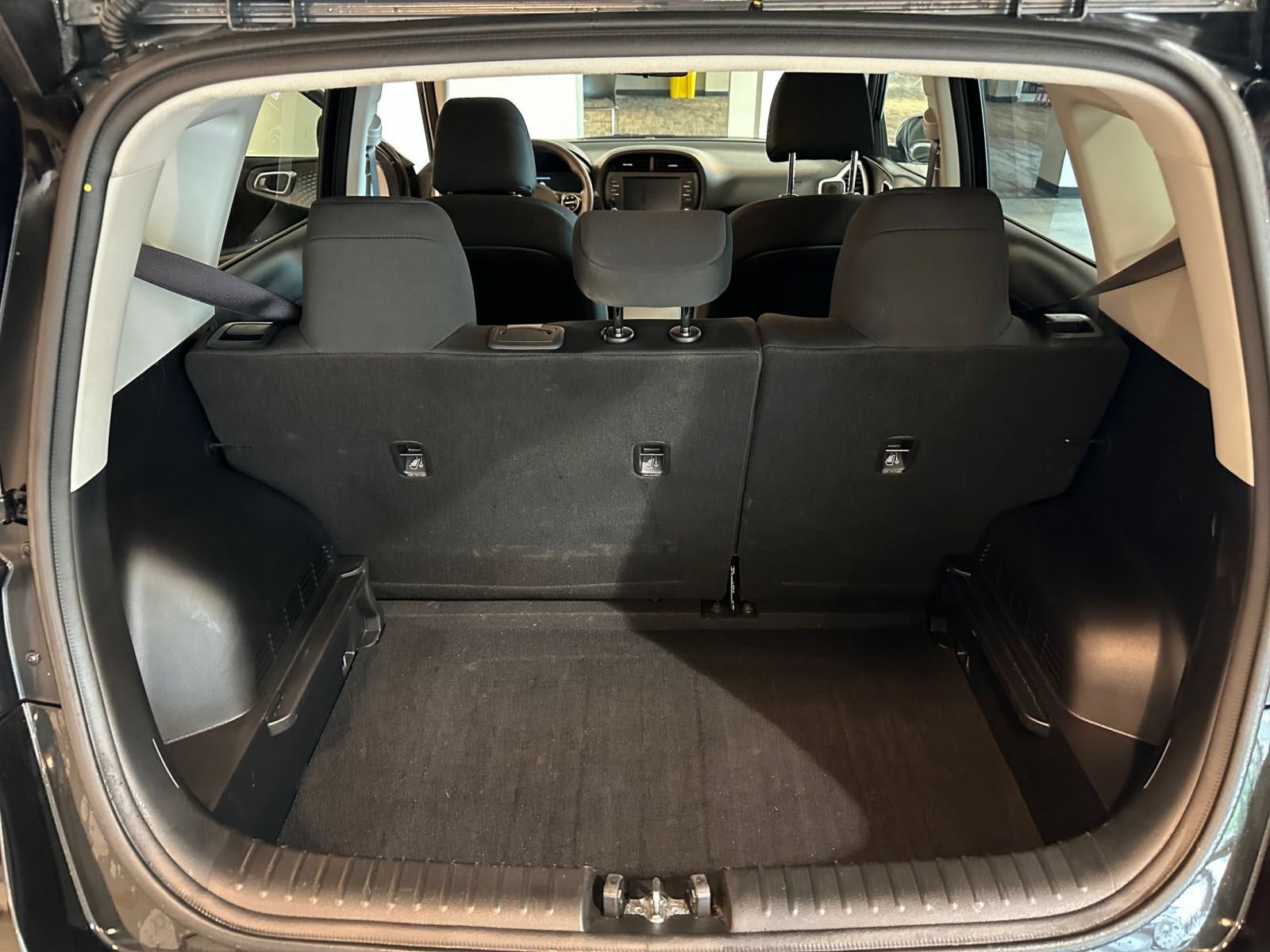 Used 2025 Kia Soul LX w/ LX Technology Package FWD image 31