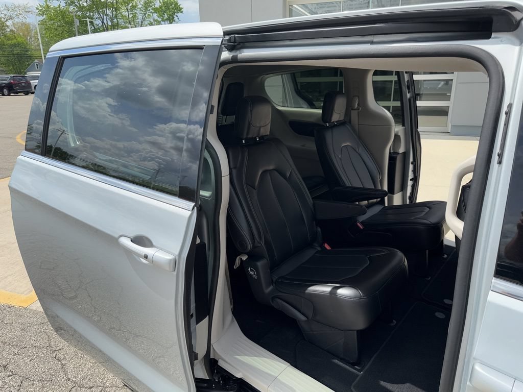Used 2023 Chrysler Pacifica Touring-L FWD image 40