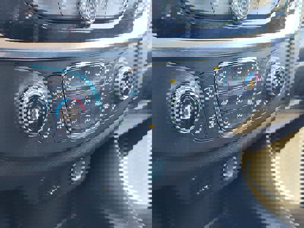 Used 2021 Chevrolet Traverse LT image 28