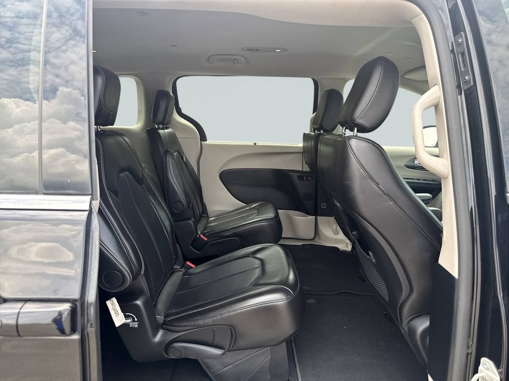 Used 2024 Chrysler Pacifica Touring-L FWD image 37