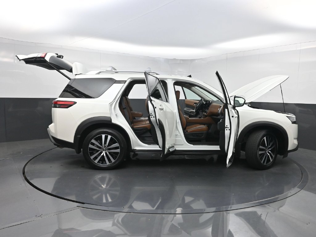 Used 2024 Nissan Pathfinder Platinum FWD image 40