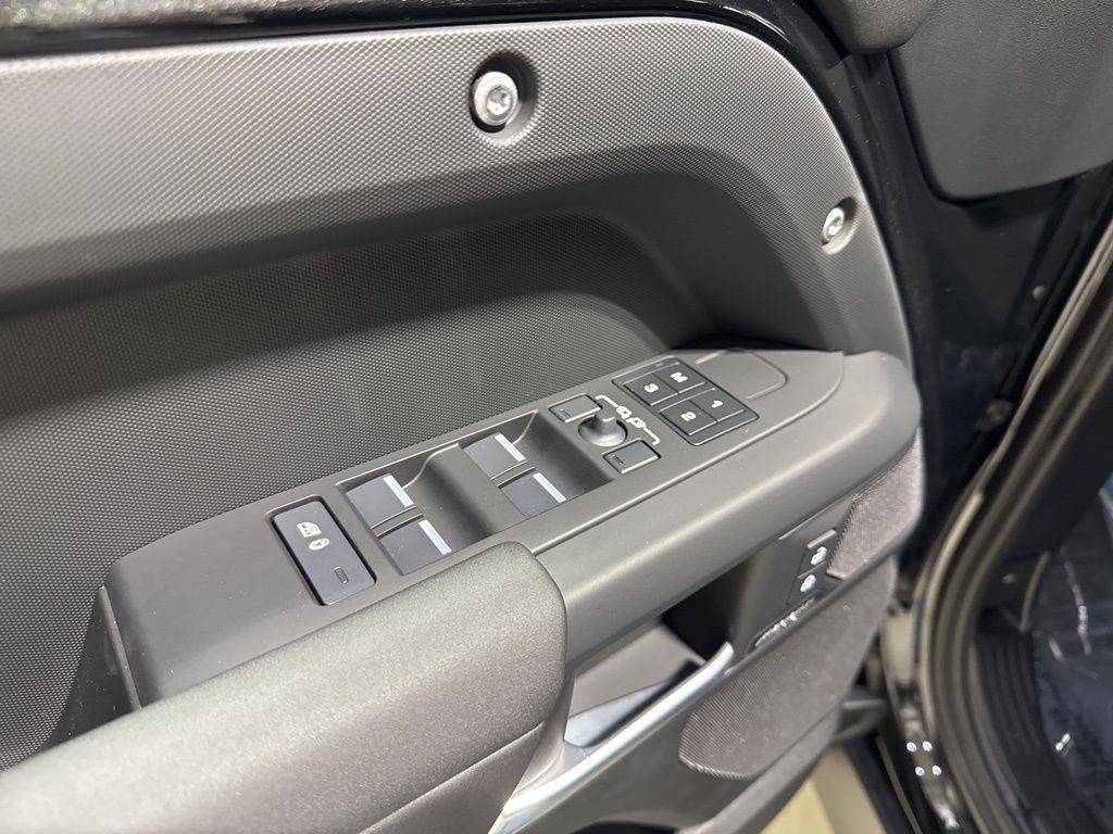 Used 2025 Land Rover Defender 110 S image 12