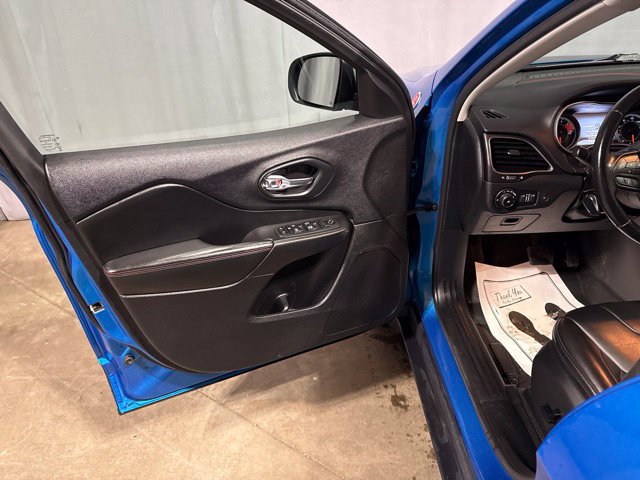 Used 2020 Jeep Cherokee Trailhawk w/ Comfort/Convenience Group AWD/4WD image 2