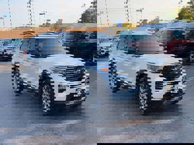 Used 2021 Ford Explorer XLT w/ Equipment Group 202A image 2