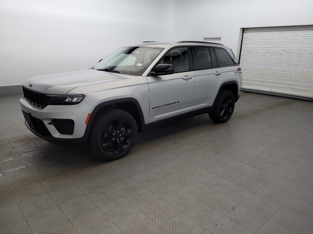 Used 2023 Jeep Grand Cherokee Altitude AWD/4WD image 2