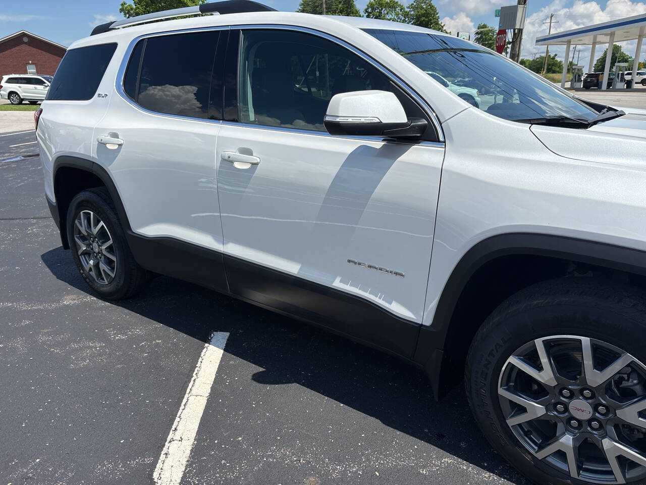 Used 2023 GMC Acadia SLT w/ Preferred Package FWD image 8