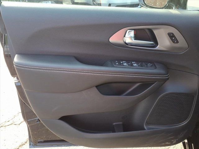 New 2026 Chrysler Pacifica Select FWD image 9