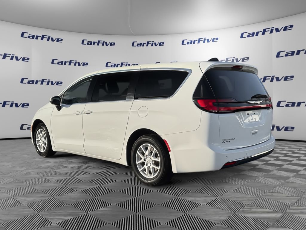 Used 2023 Chrysler Pacifica Touring-L image 3