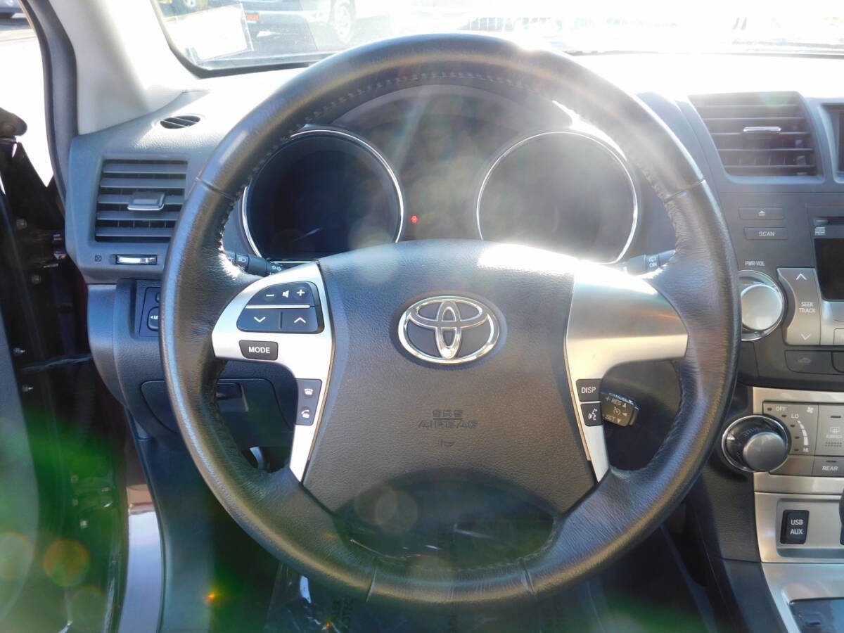 Used 2012 Toyota Highlander SE w/ Tow Pkg AWD/4WD image 9