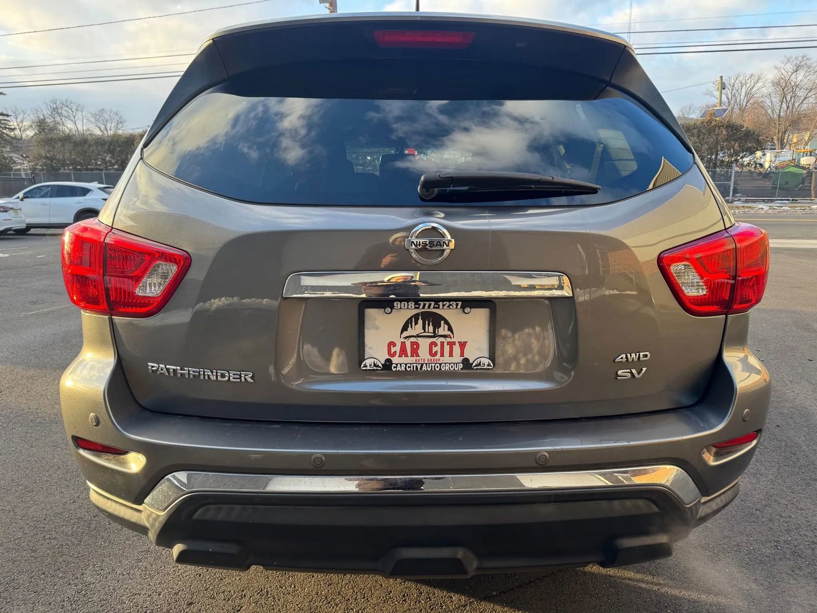 Used 2017 Nissan Pathfinder SV image 5