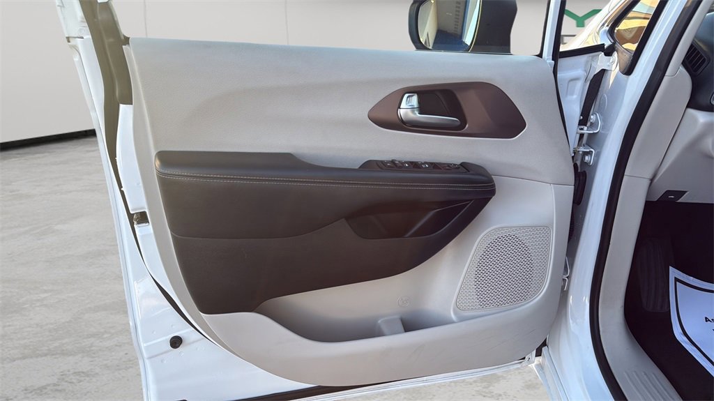 Used 2022 Chrysler Voyager LX image 51