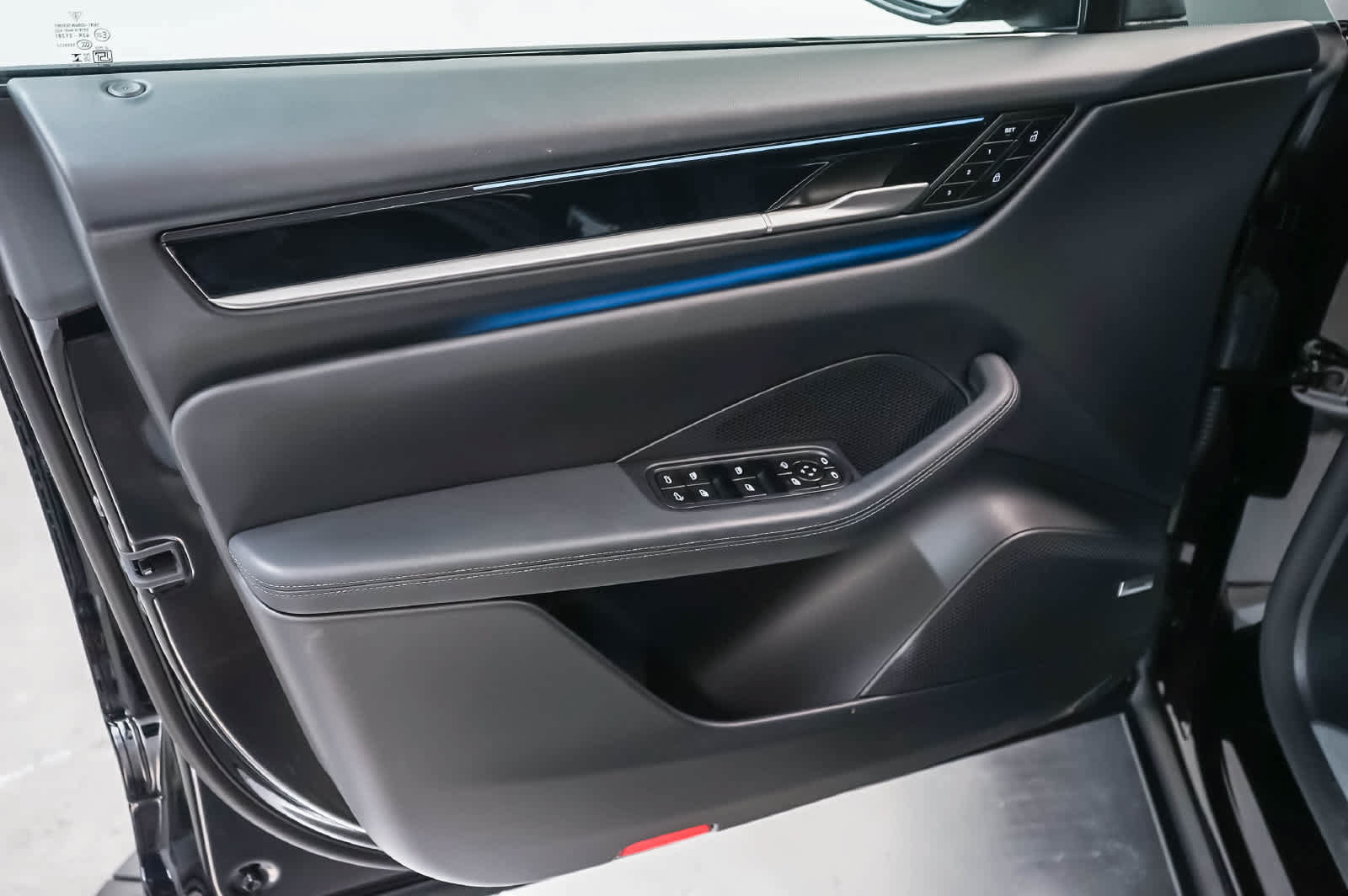 Certified 2026 Porsche Macan Electric RWD image 27