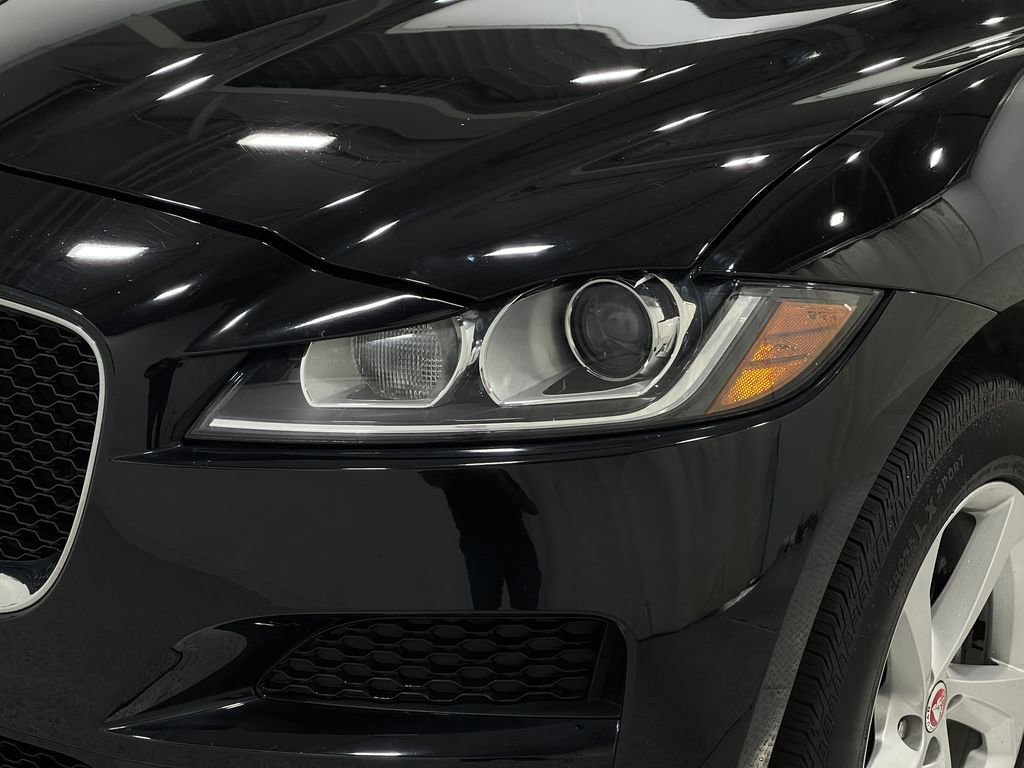 Used 2020 Jaguar F-PACE Premium image 35