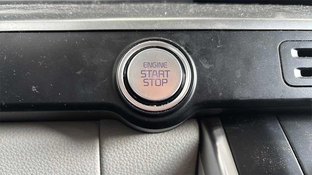 Used 2022 Kia Carnival LX image 23