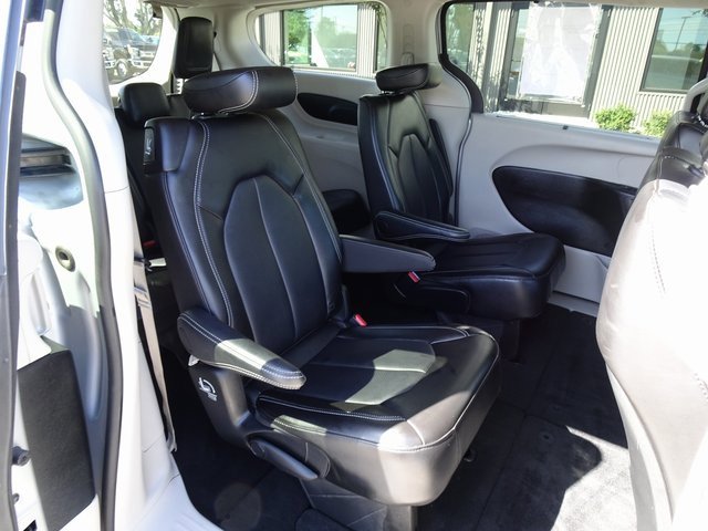 Used 2024 Chrysler Pacifica Touring-L image 18