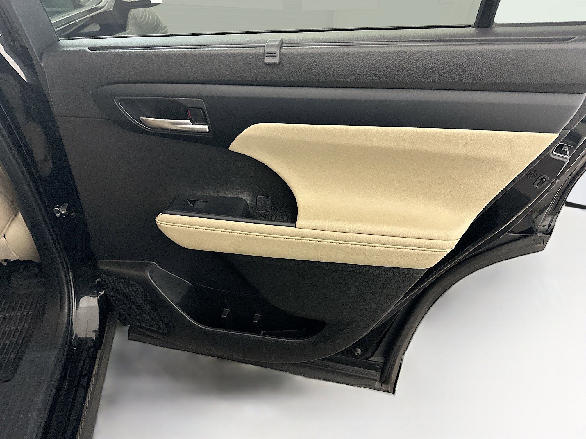 Used 2023 Toyota Highlander XLE image 33