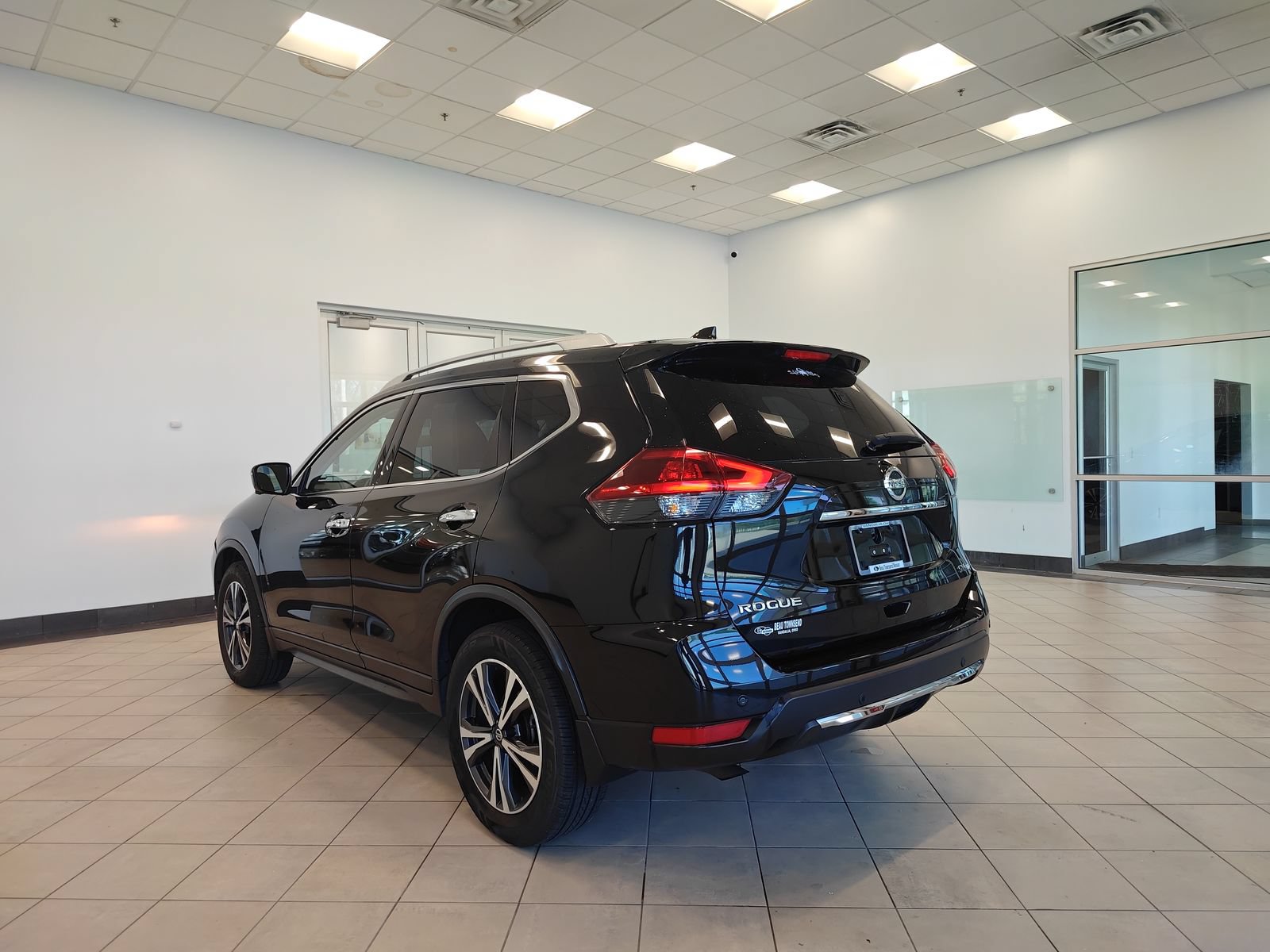 Used 2020 Nissan Rogue SV w/ Sun & Sound Touring Package AWD/4WD image 5