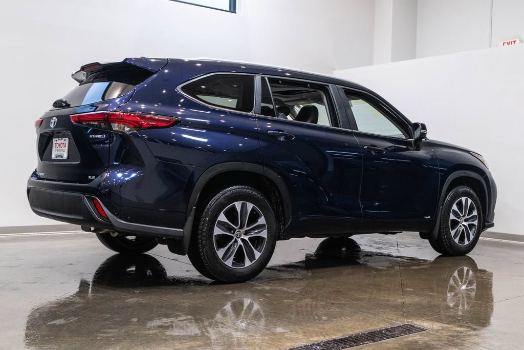 Used 2023 Toyota Highlander XLE AWD/4WD image 9