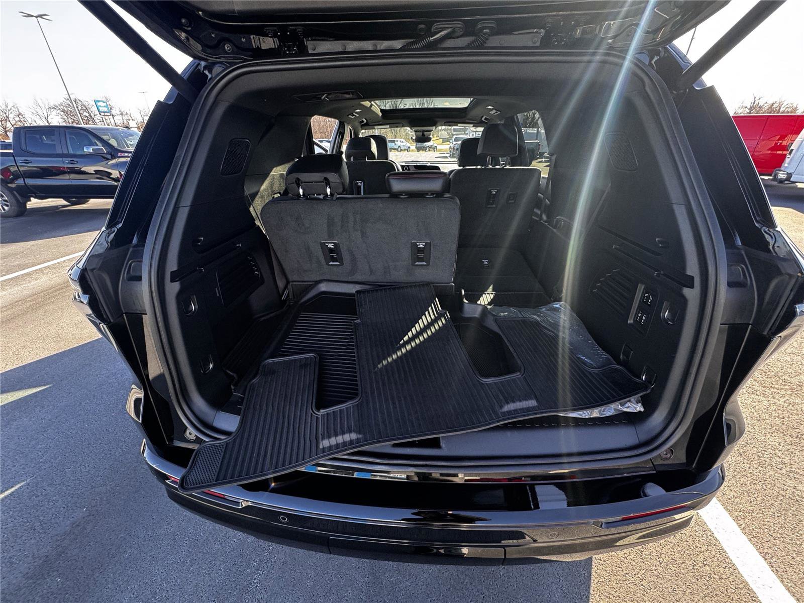 Used 2024 Chevrolet Traverse RS w/ LPO, Floor Liner Package AWD/4WD image 8