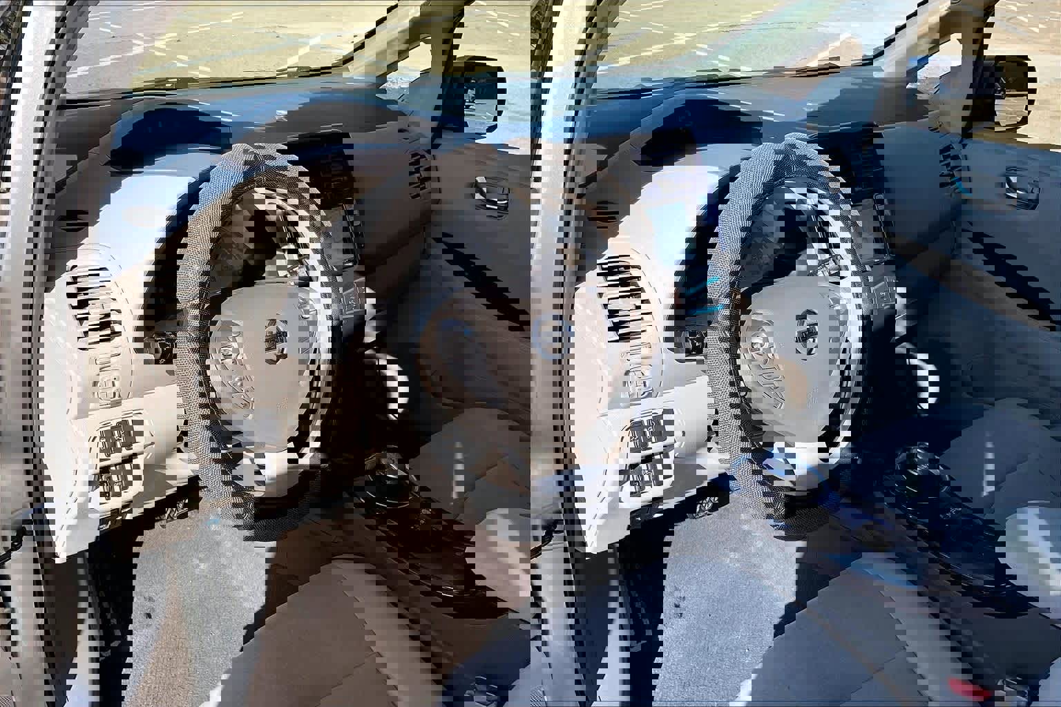 Used 2011 Nissan Leaf w/ Protection Pkg image 2