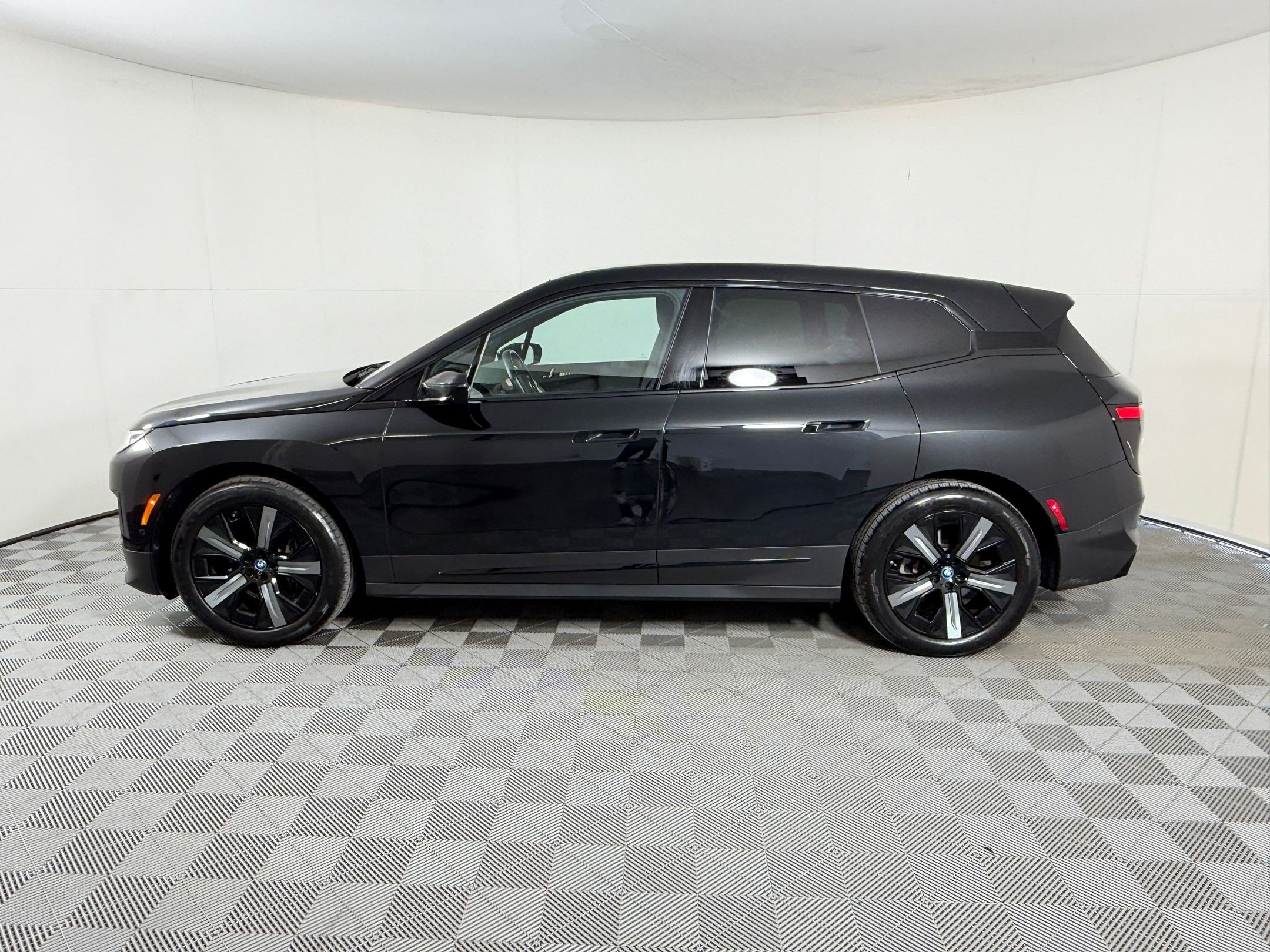 Used 2023 BMW iX xDrive50 w/ Convenience Package AWD/4WD image 2