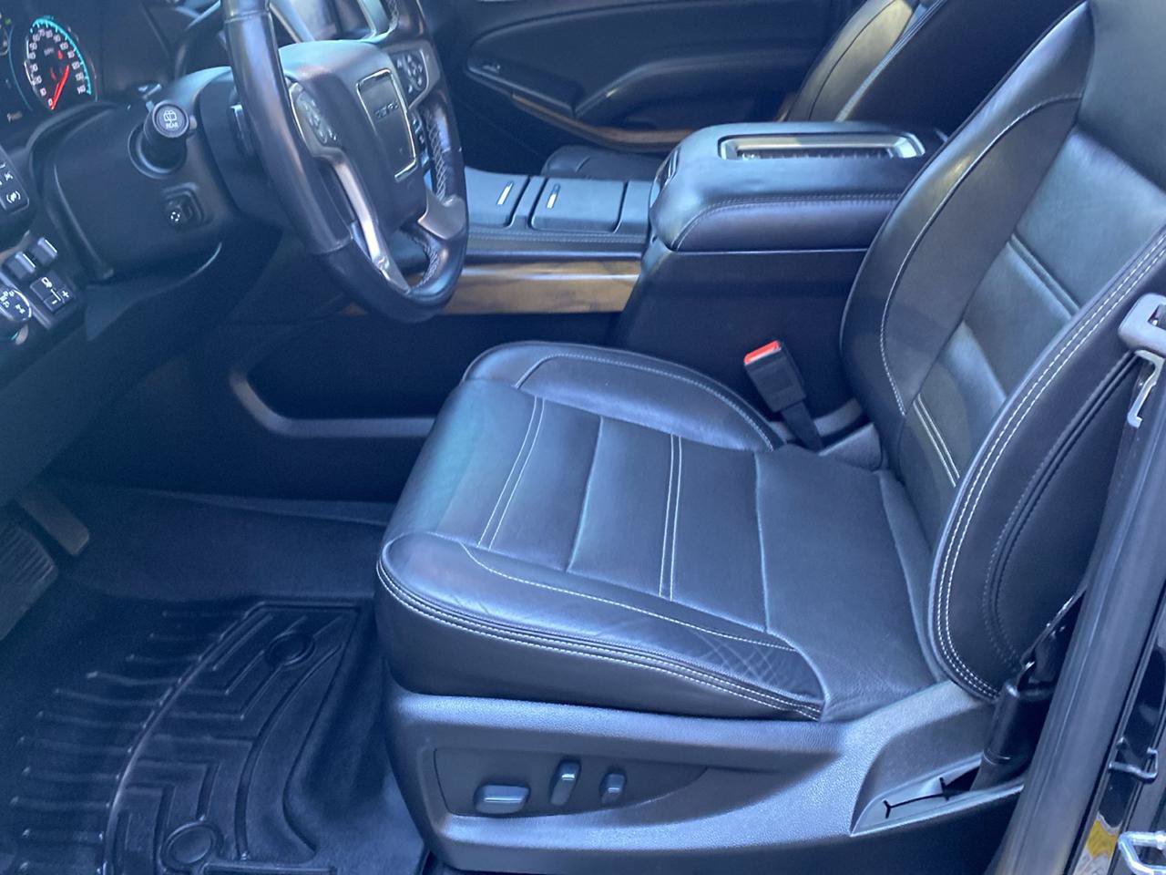 Used 2020 GMC Yukon Denali w/ Denali Premium Package AWD/4WD image 6