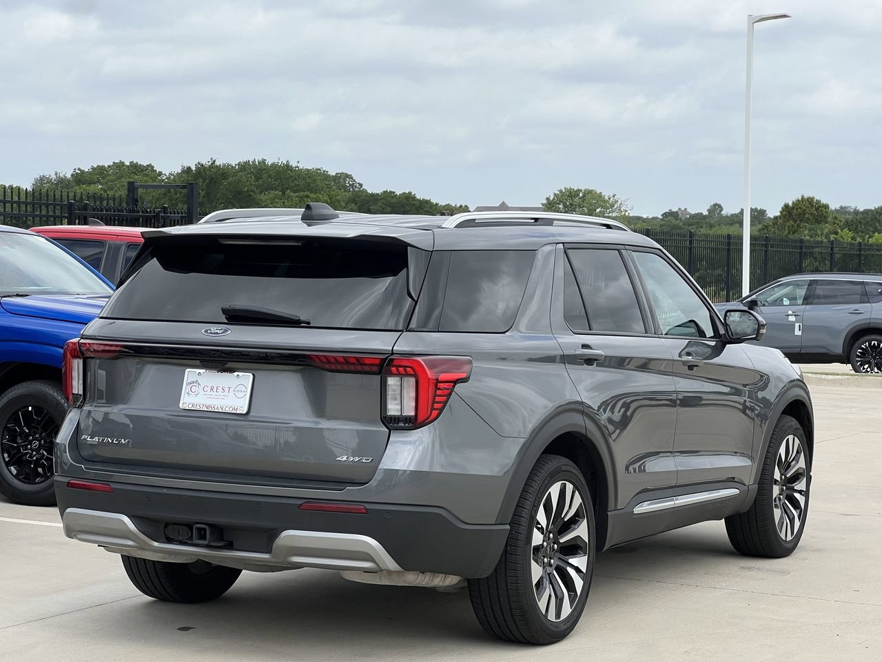 Used 2025 Ford Explorer Platinum w/ LUX Leather Package AWD/4WD image 4