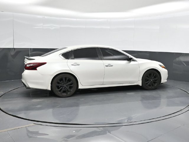 Used 2017 Nissan Altima 2.5 SR w/ Midnight Edition Package FWD image 4
