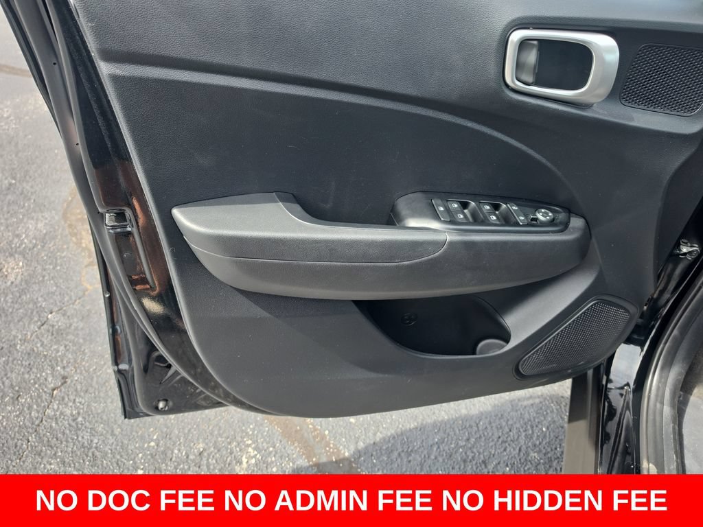 Used 2025 Hyundai Venue SEL FWD image 12