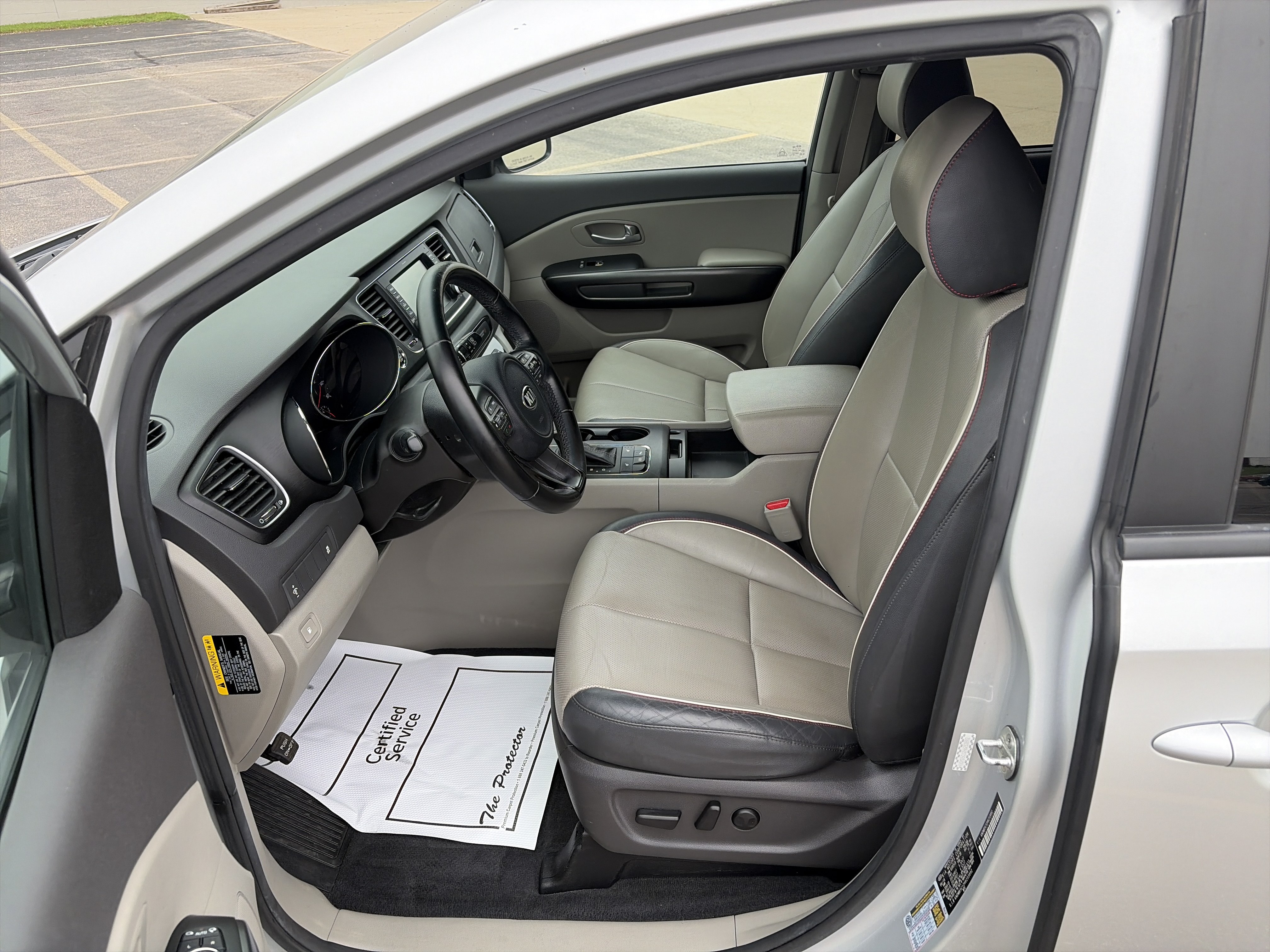 Used 2017 Kia Sedona LX w/ LX Essentials Premium Package FWD image 9